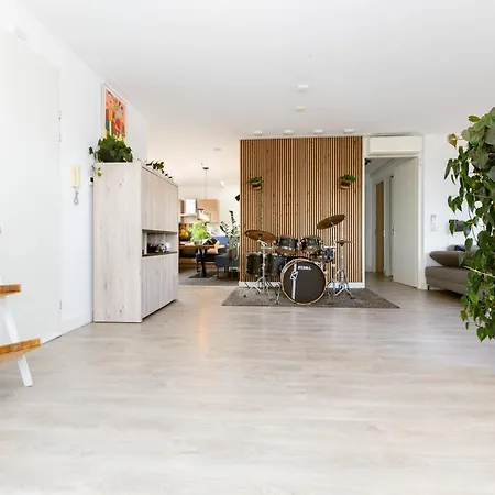 Centrally Located Modern Apartament *